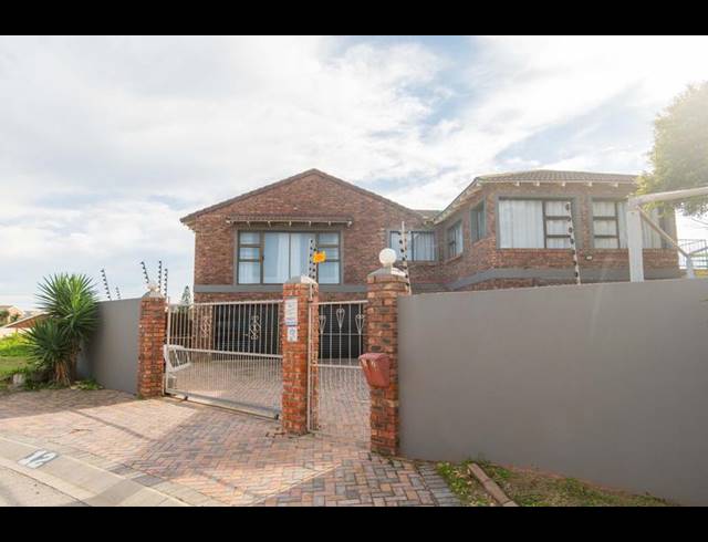5 BEDROOM HOUSE FOR SALE IN BLUEWATER BAY
